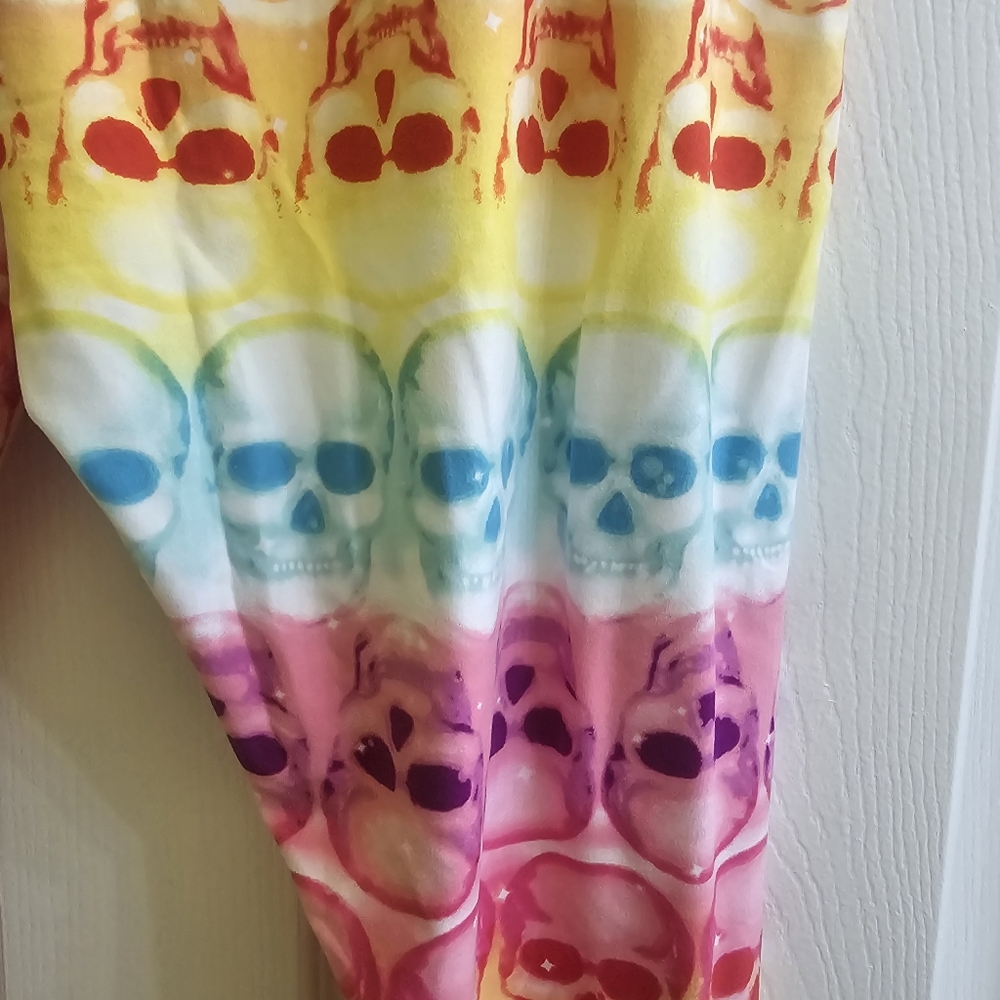 No Boundaries Super Soft Capri Leggings  XXL Multi Color Skulls NWT